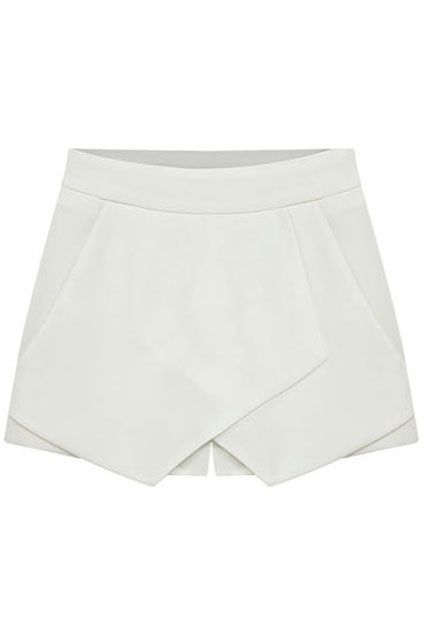 Białe szorty - najmodniejszy fason sezonu - idealne do miejskich stylizacji (źródło: pinterest.com)