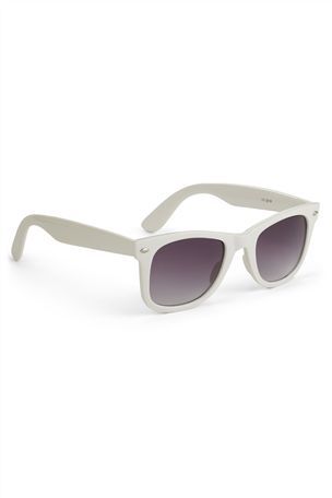 Idealny dodatek do letnich stylizacji - białe okulary przeciwsłoneczne (źródło: pinterest.com)