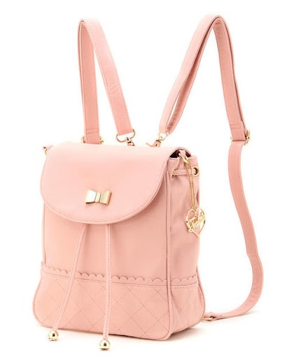 Pudrowo różowy plecak z ozdobną wstążeczką (źródło: pinterest.com)