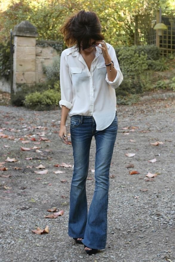 Doskonała propozycja na co dzień - biała koszula i dżinsy (źródło: pinterest.com)