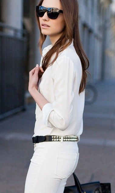Biała koszula z białymi spodniami tworzy look glamour (źródło: pinterest.com)