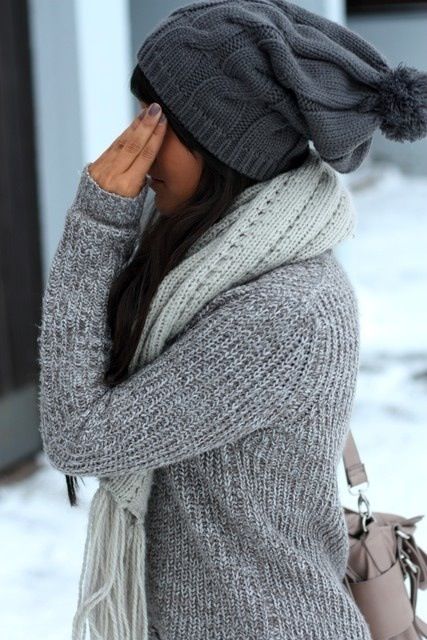 Szara czapka i szalik to świetne towarzystwo dla szarego swetra (źródło: pinterest)