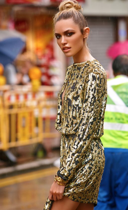 Złoto-czarna suknia z rozcięciem na dekolcie (źródło: pinterest)