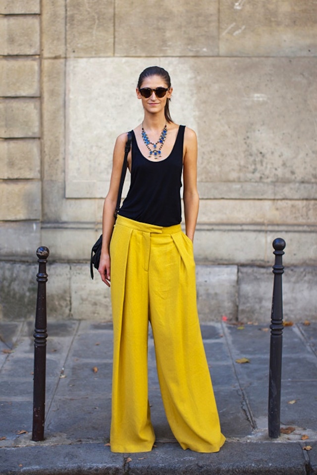 Idealnie letni look - czarny top i szerokie spodnie w soczystym odcieniu żółci (źródło: pinterest)